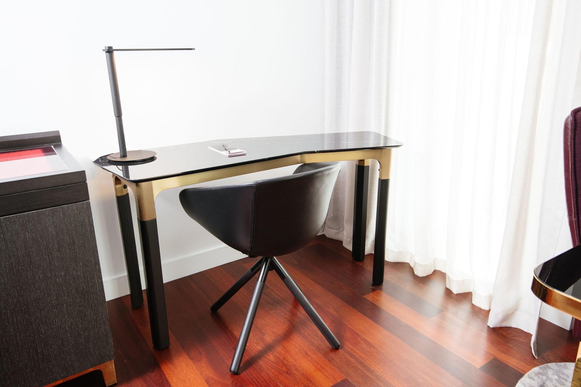Hotel Qt Perth Exterior foto A modern desk