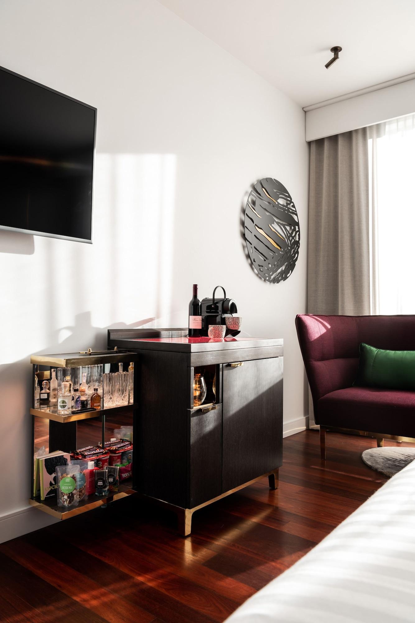 Hotel Qt Perth Exterior foto A Nespresso machine in a hotel room