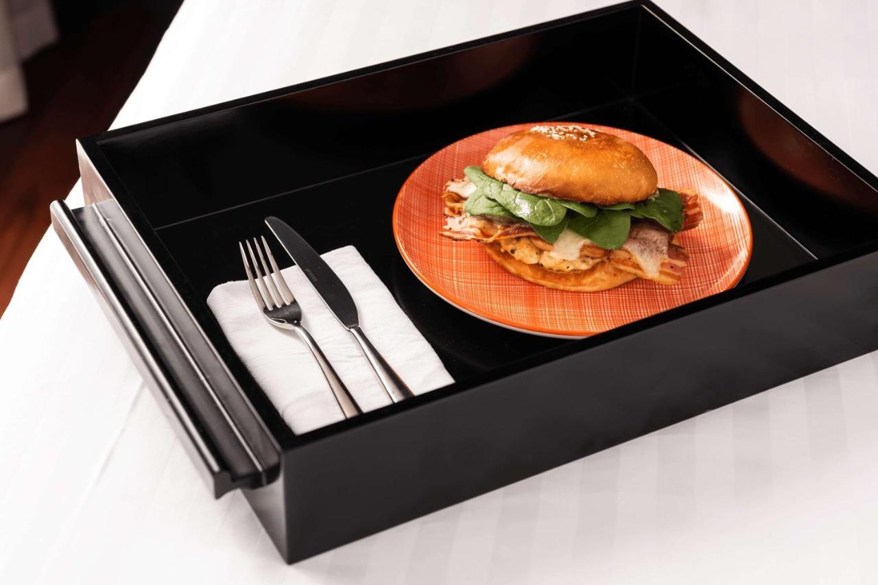 Hotel Qt Perth Exterior foto A wooden plate