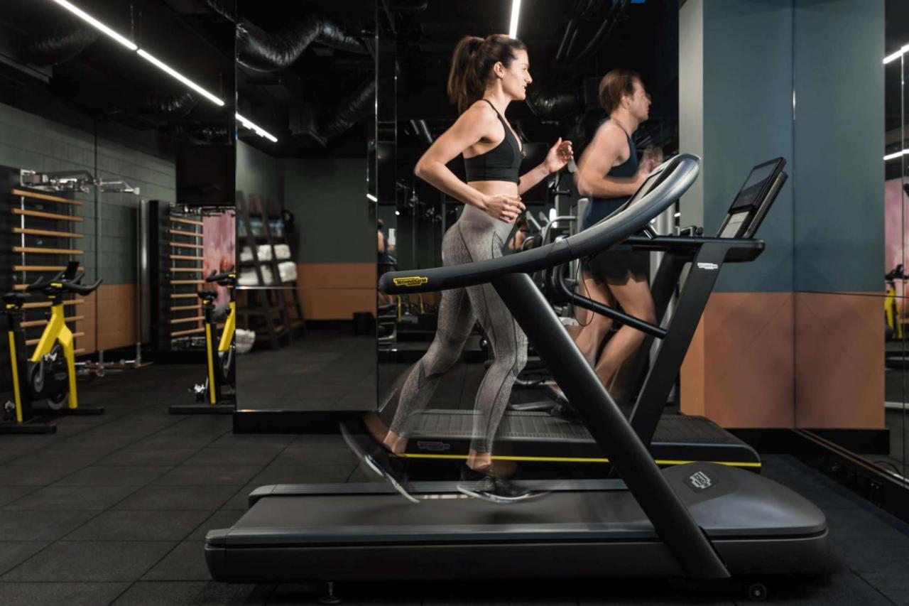 Hotel Qt Perth Exterior foto A treadmill in use