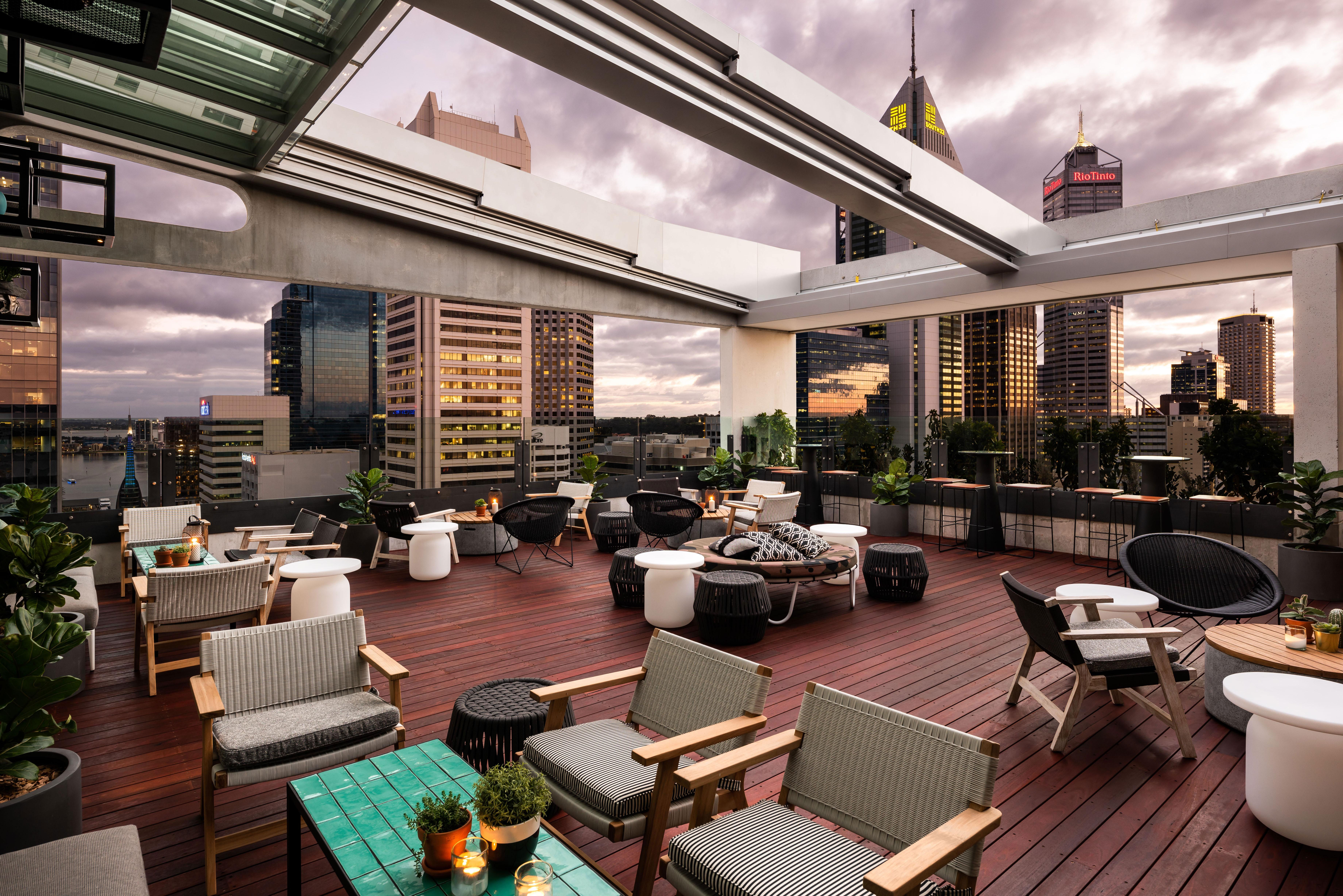 Hotel Qt Perth Exterior foto The rooftop bar at the Crown Towers