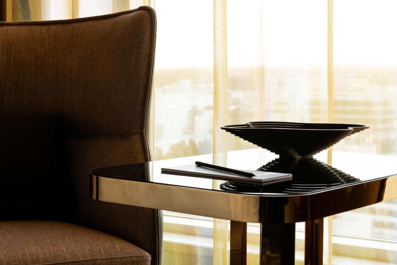Hotel Qt Perth Exterior foto A side table